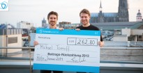 Tim Kunde übergibt Michael Tomoff den Scheck